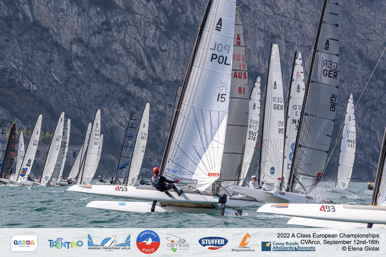 catamarano a vela da competizione